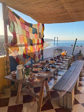 Petit-déjeuner marocain servi sur le rooftop face à l'océan