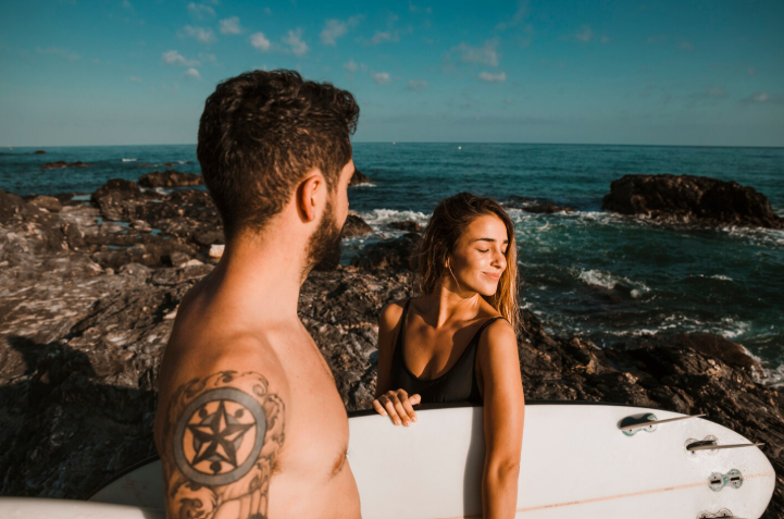 Couple de surfeurs au bord de l'océan
