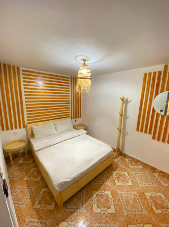 Chambre double avec tête de lit en bois