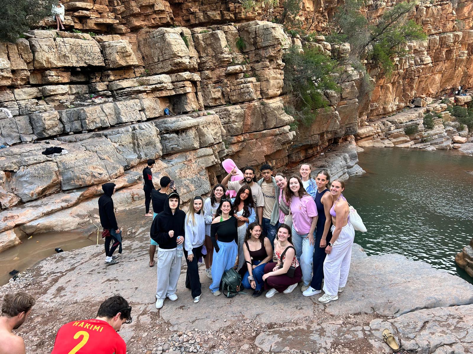 Groupe de voyageurs à Paradise Valley devant les falaises