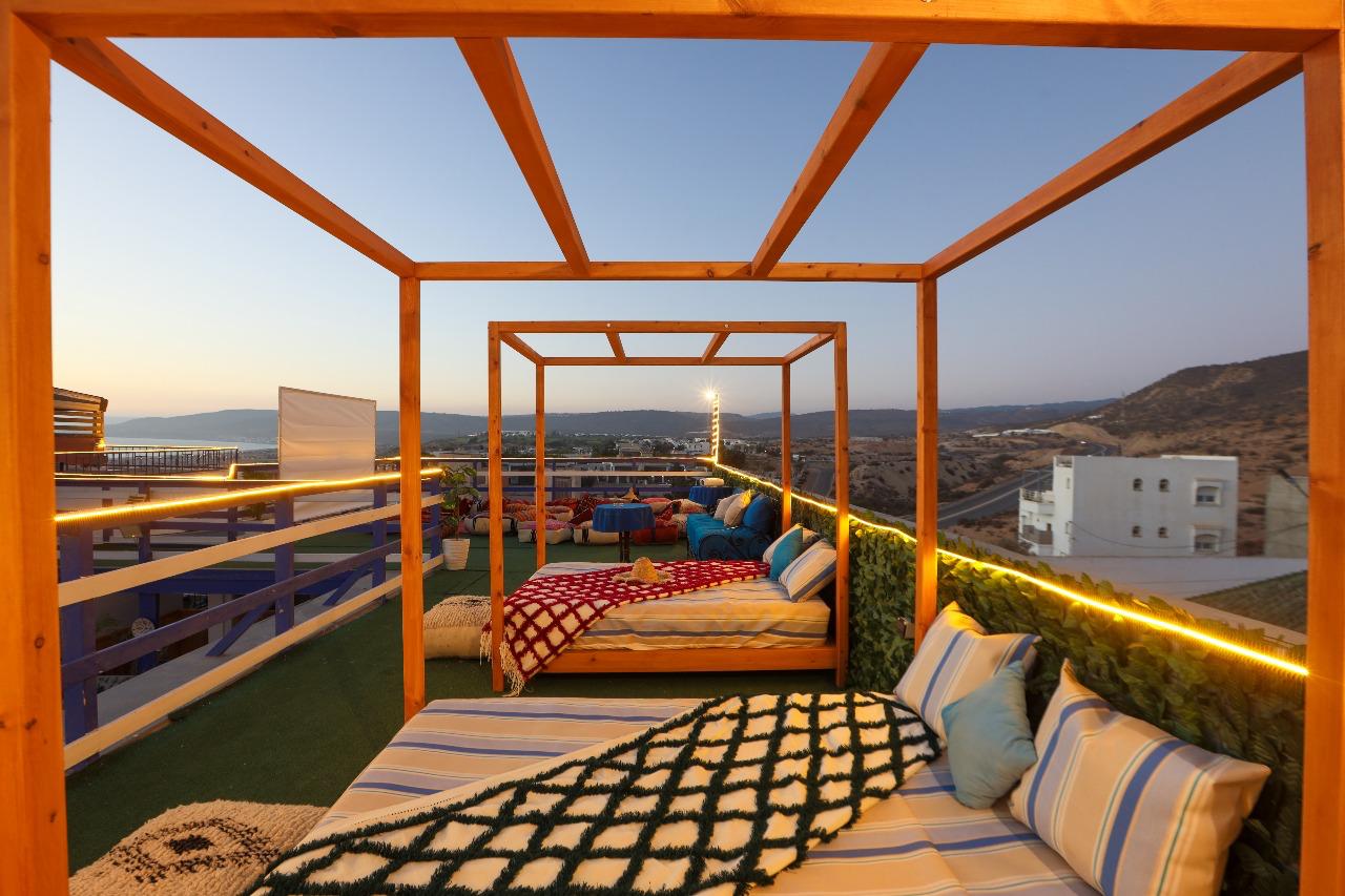 Terrasse d'une surf house Wavesky face à l'océan