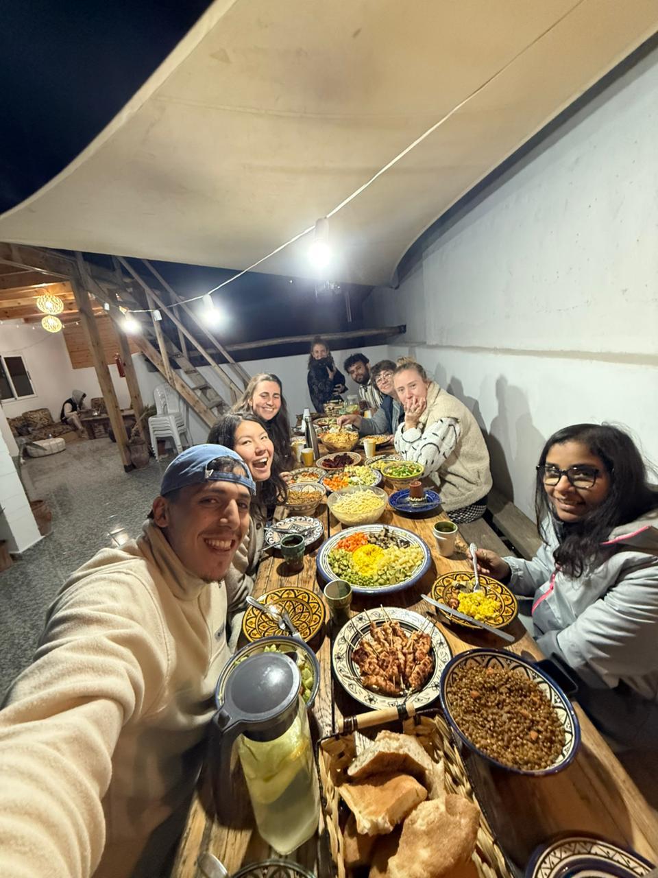 Selfie de groupe autour du dîner sur la terrasse éclairée