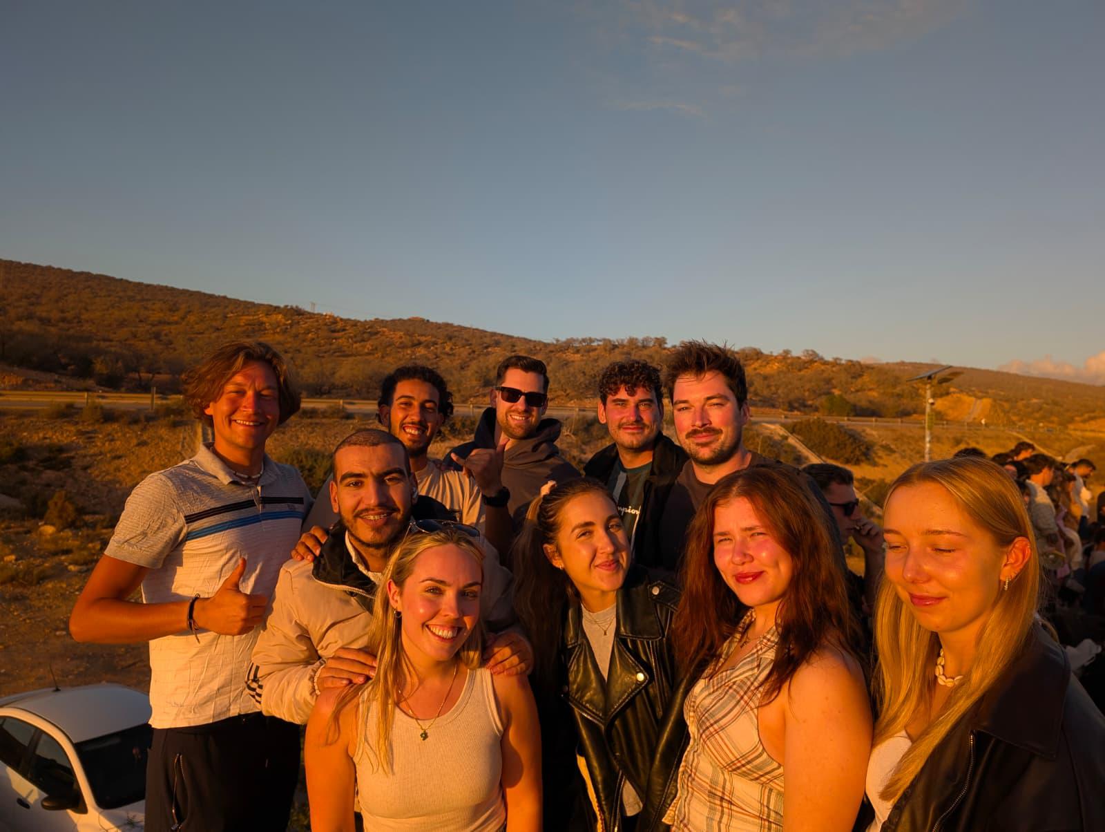 Groupe de voyageurs au golden hour dans les collines