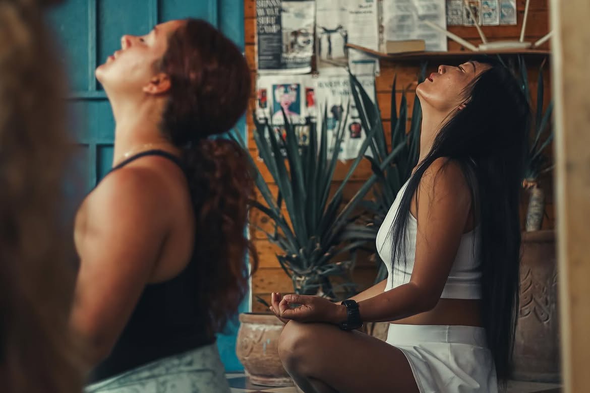 Méditation face à l'océan sur le rooftop