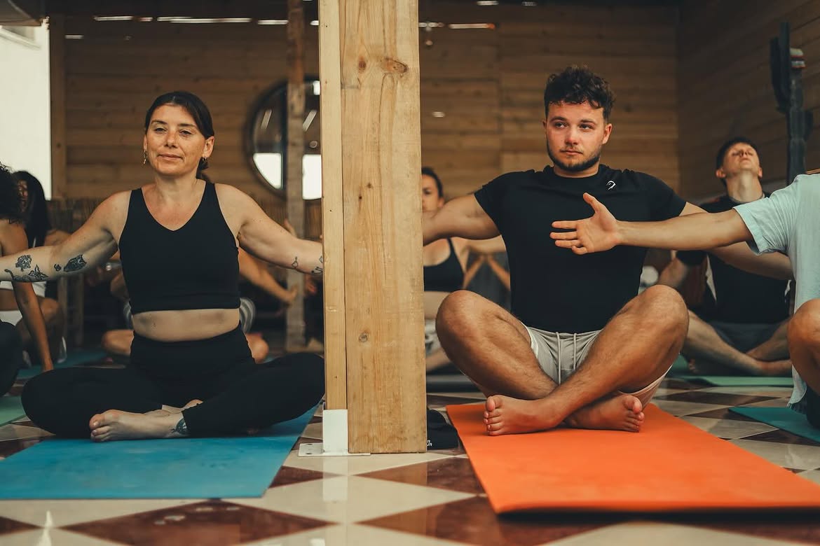 Séance de yoga en groupe à Wavesky