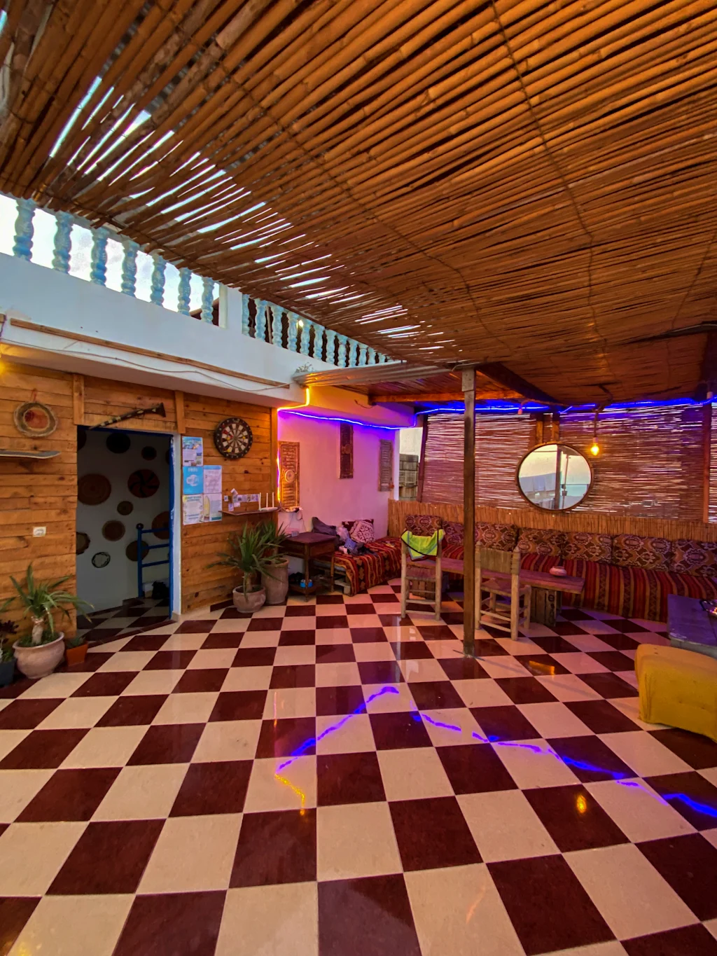 Salon couvert du rooftop à Taghazout