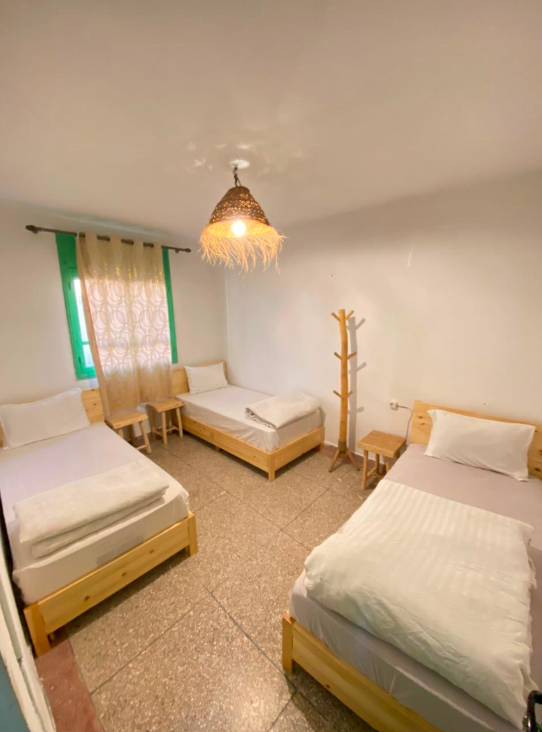 Dortoir de trois lits de la Surf House Taghazout