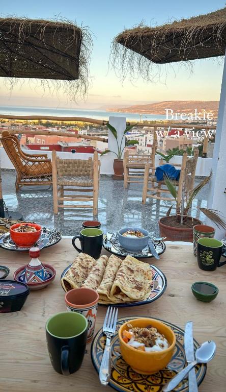 Petit-déjeuner marocain avec vue sur l'océan à Tamraght