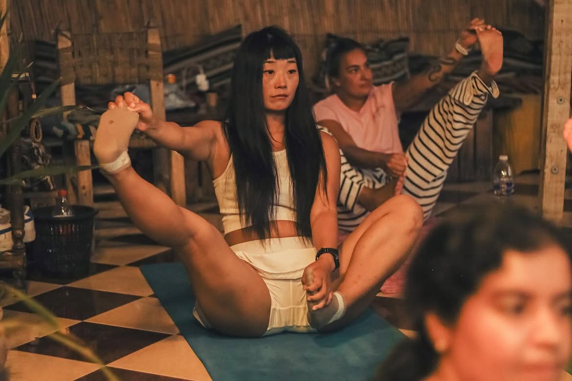 Pratique du yoga en groupe à Taghazout