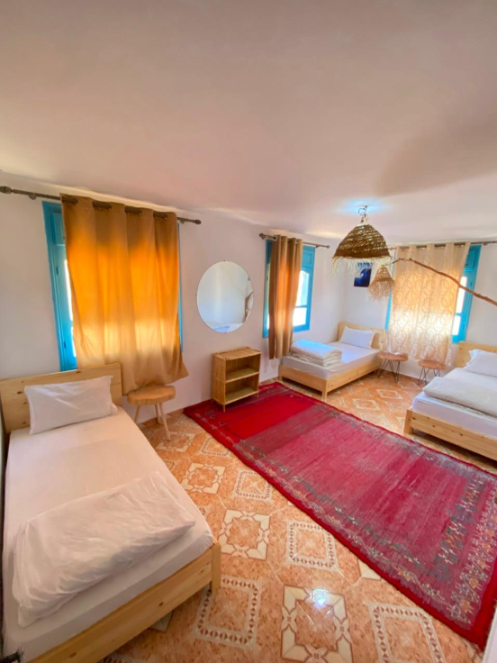 Chambre triple lumineuse de la Surf House Taghazout