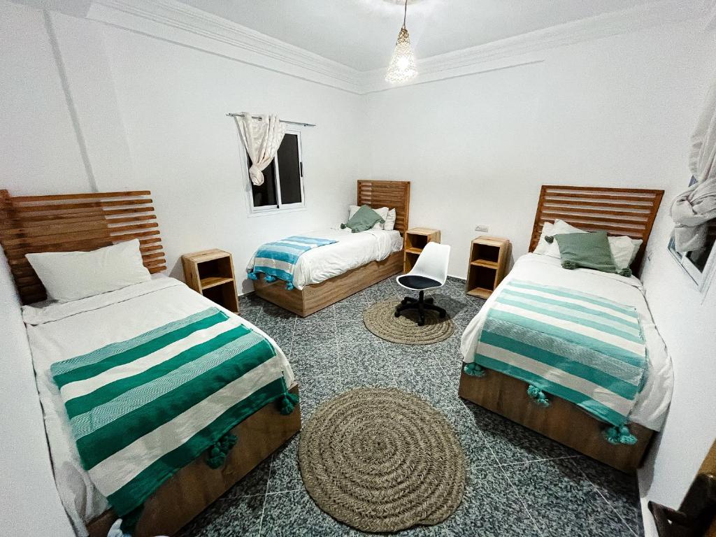 Dortoir de trois lits de la Surf House Tamraght