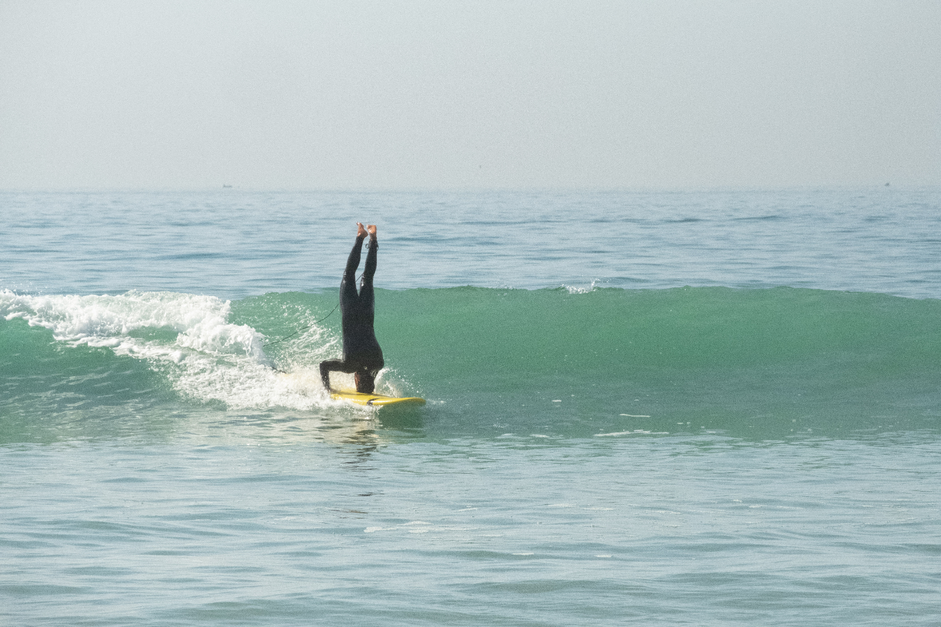 Surfeur en équilibre sur une vague