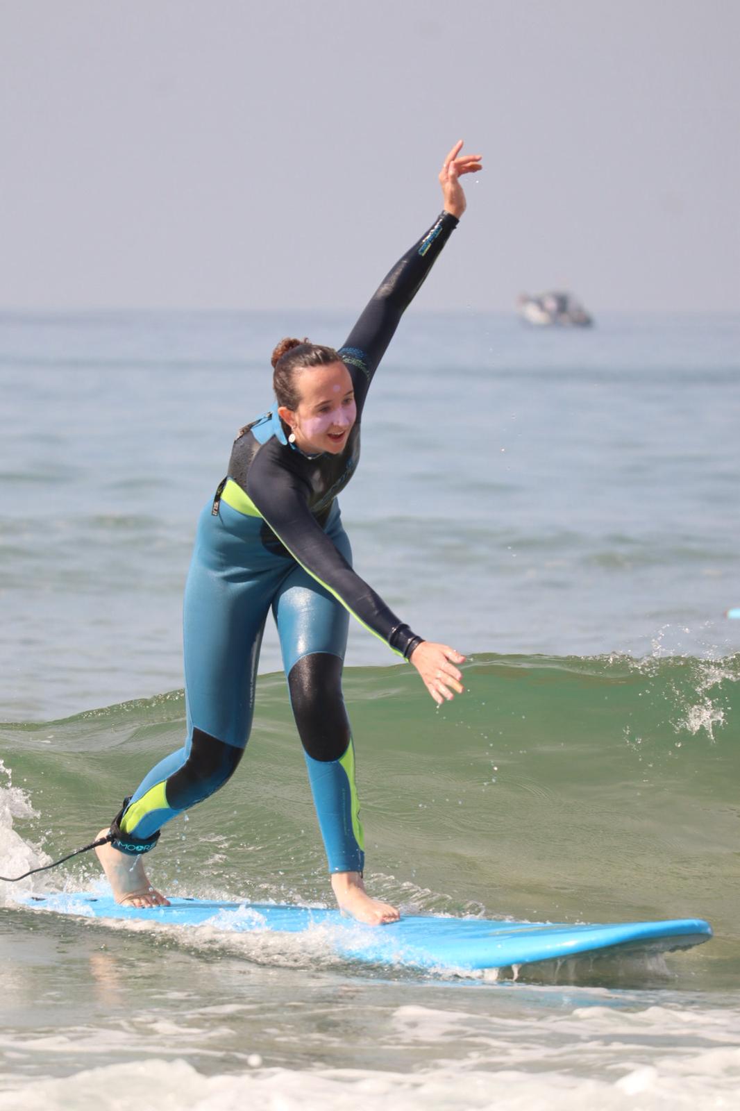 Surfeuse prenant une vague à Taghazout