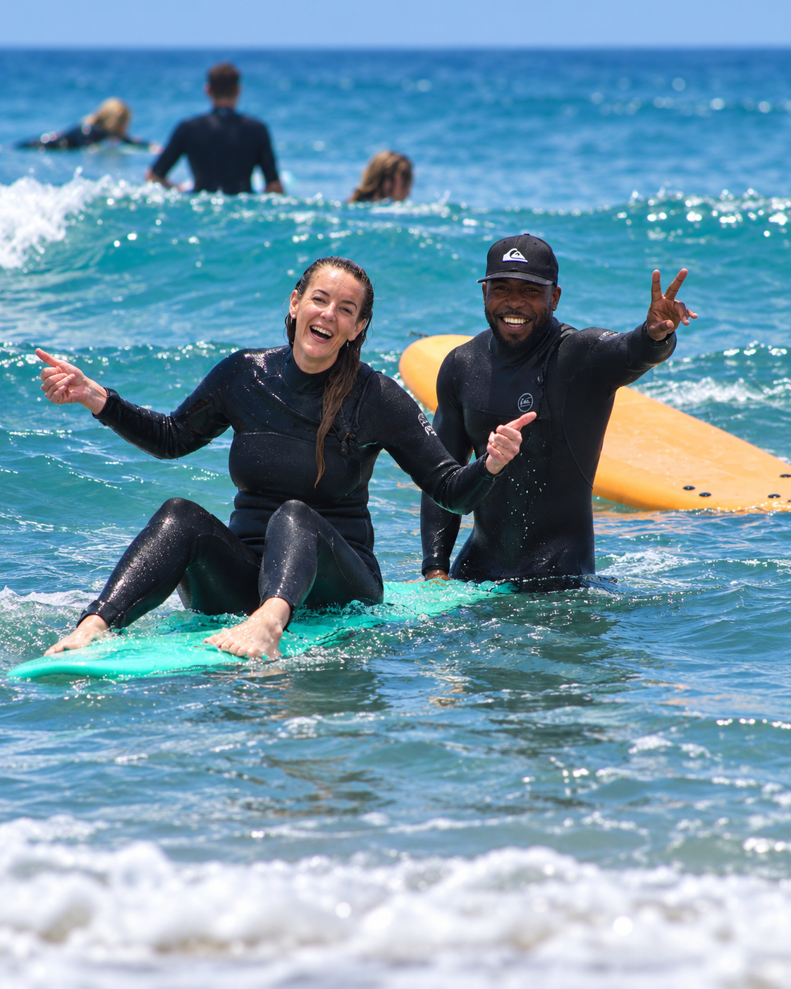 Cours de surf WAVESKY à Taghazout : coach et surfeuse souriante dans l’océan