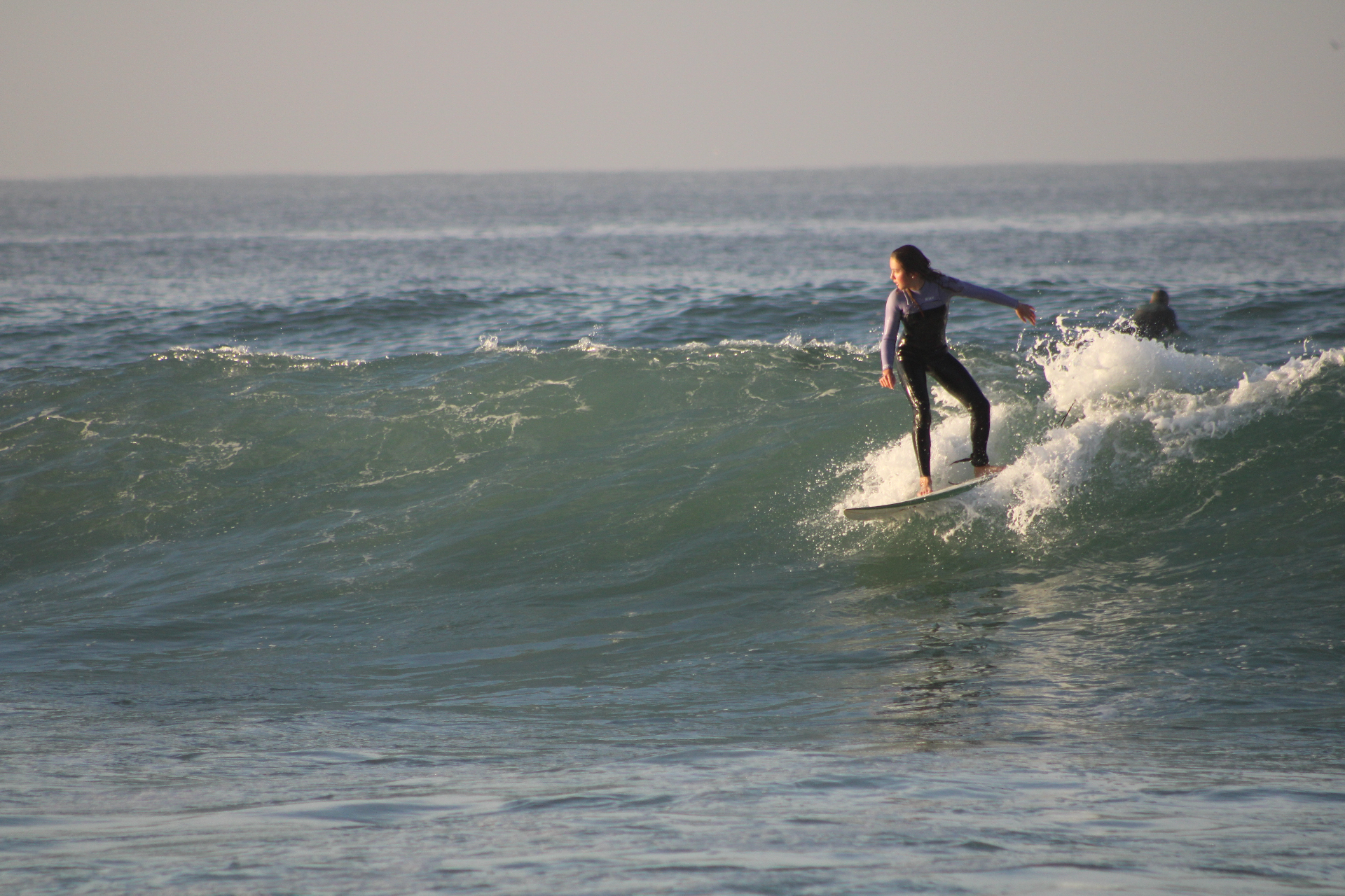 Session de surf dans les vagues de l'Atlantique