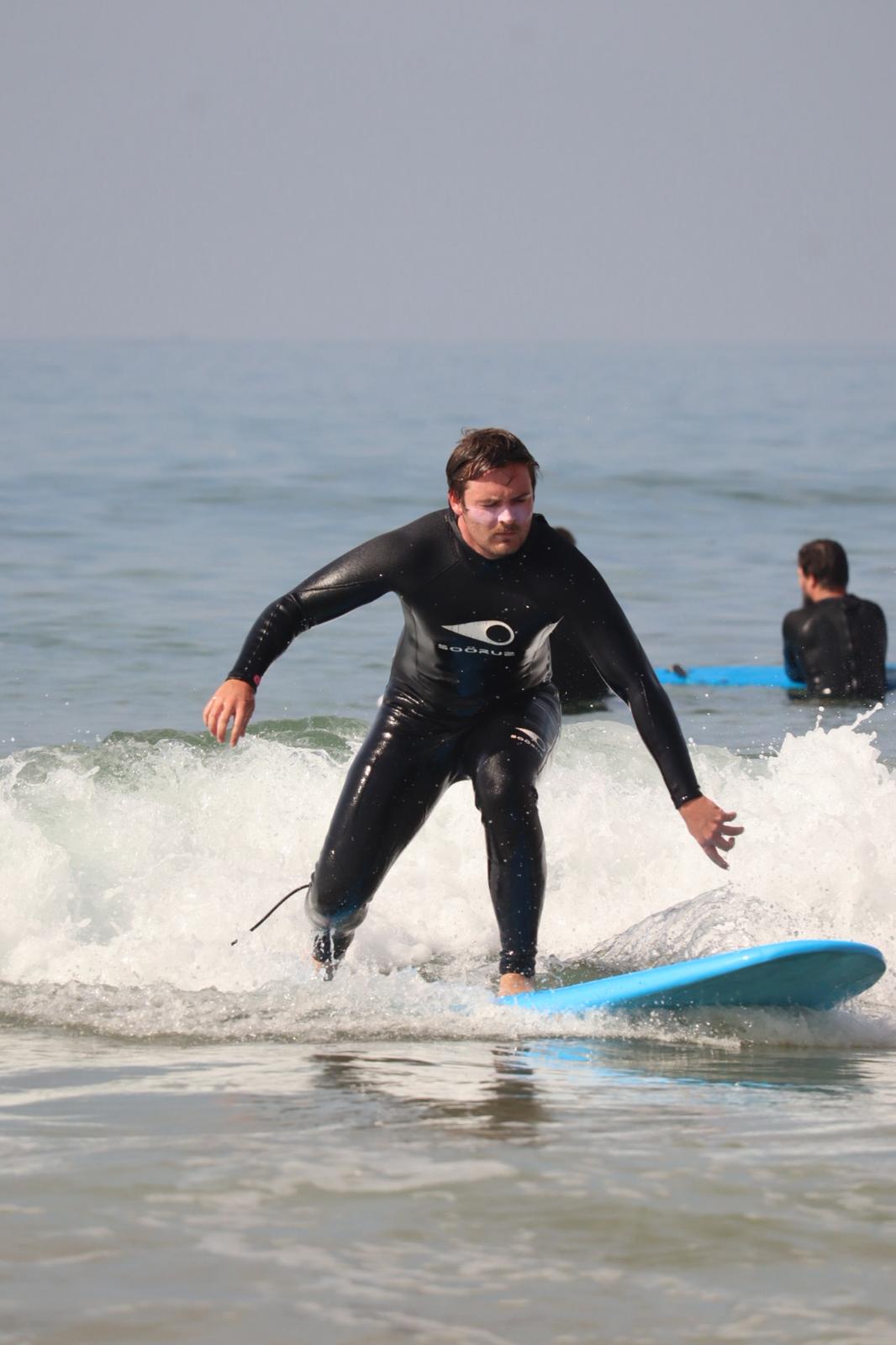 Surfeur progressant sur une vague