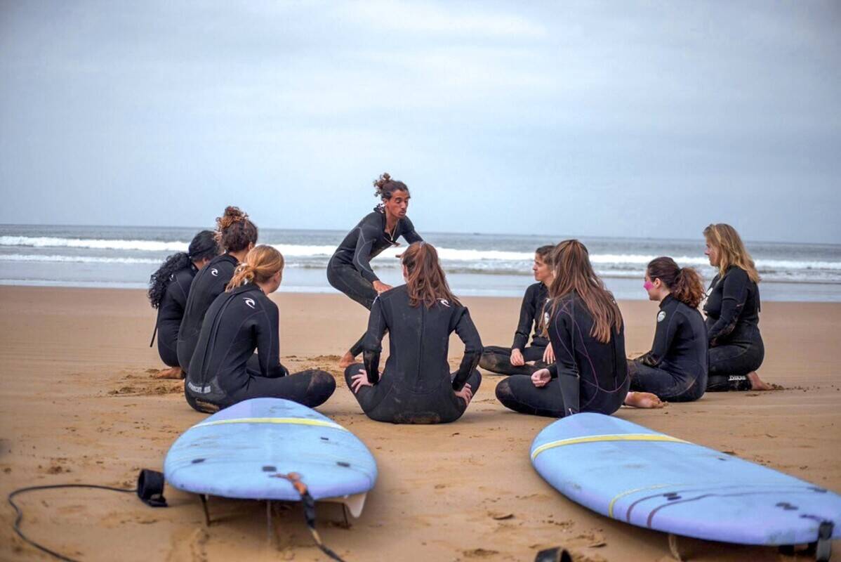 Briefing de surf en groupe sur la plage